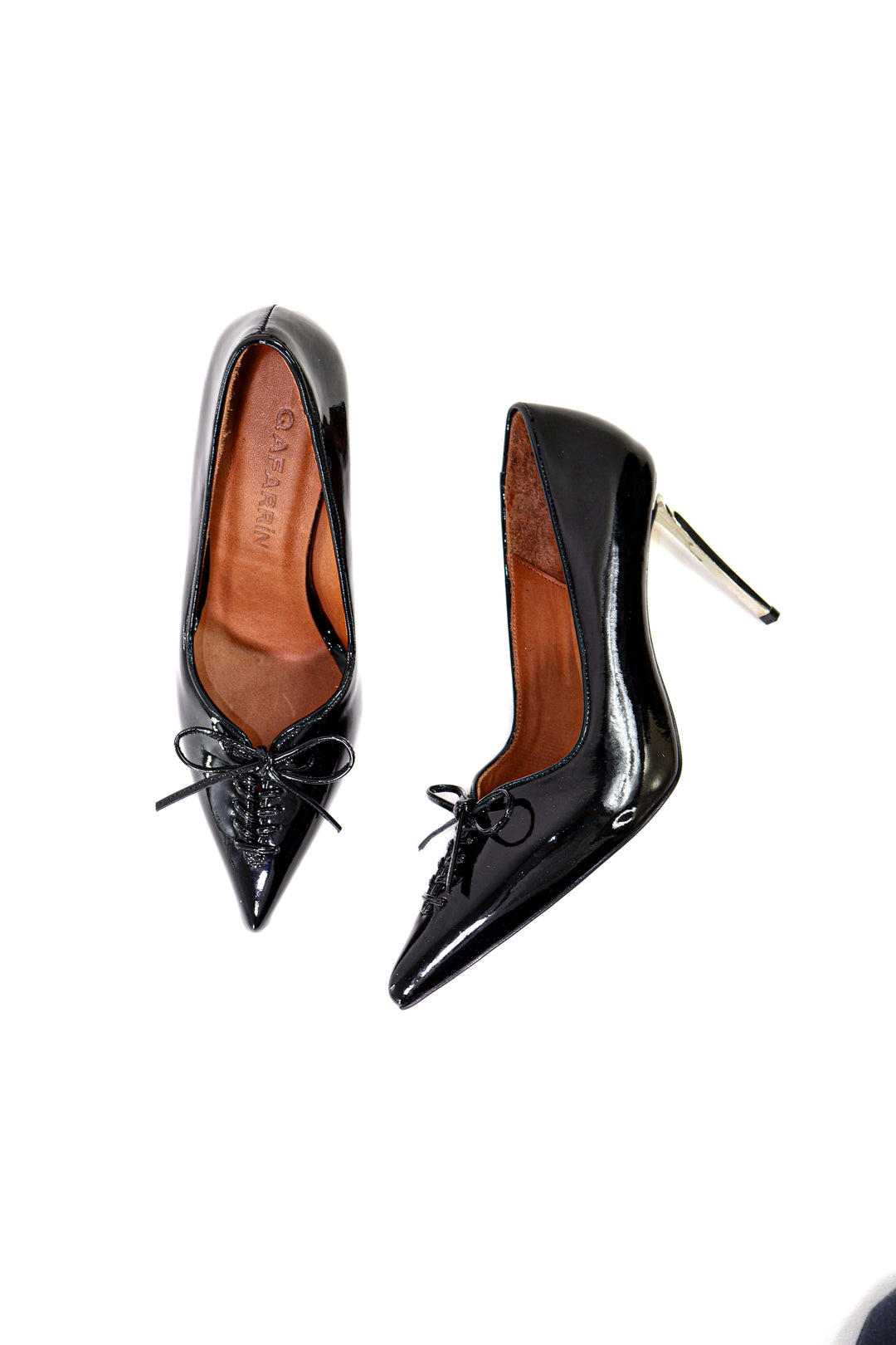 Qafarrin ÉCHELON NOIR – Hakiki Dana Deri Rugan & Krom Detaylı Couture Stiletto