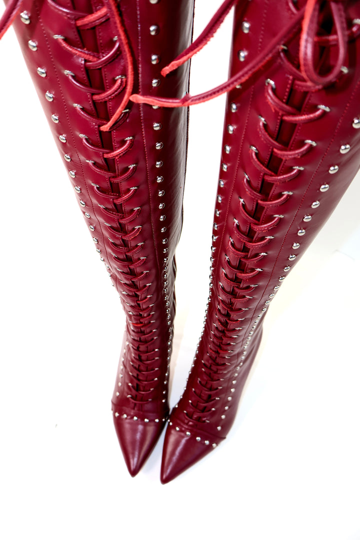 QAFARRIN DEMON – Burgundy Hakiki Dana Deri Bağcıklı Metal Perçinli Diz Üstü Çizme