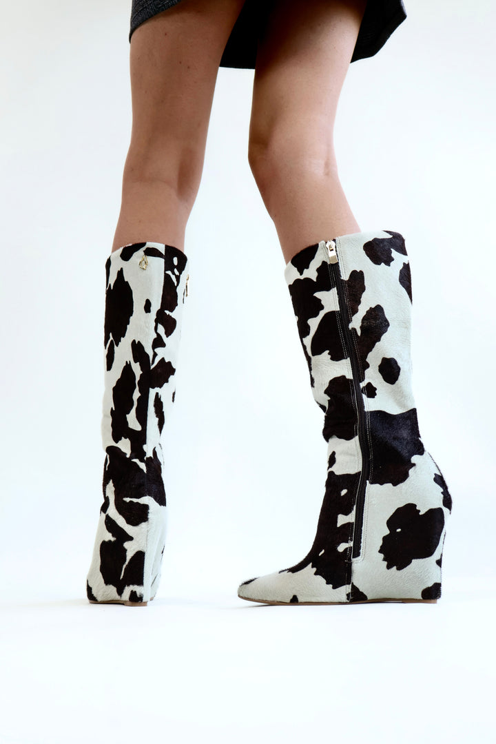 QAFARRIN VYREN – Dark Chocolate &amp; Ivory Cow Print Hakiki Dana Tay Tüyü Sculptural Wedge Çizme
