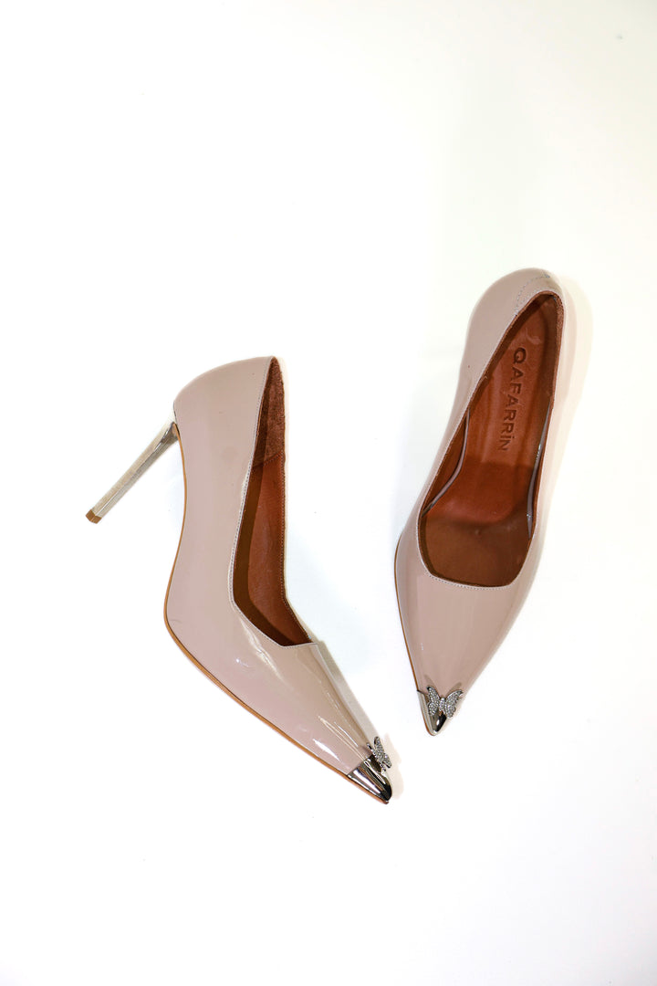 Qafarrin GLAMORA LUMIÈRE – Nude Rugan ve Metal Uç Detaylı Hakiki Dana Deri İnce Topuklu Stiletto