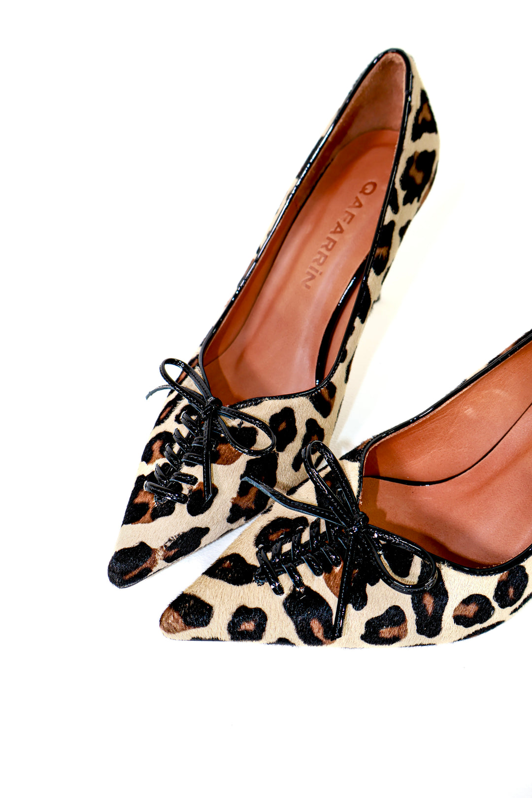 Qafarrin ÉCHELON LEOPARD – Hakiki Tay Deri & Siyah Rugan Detaylı Stiletto