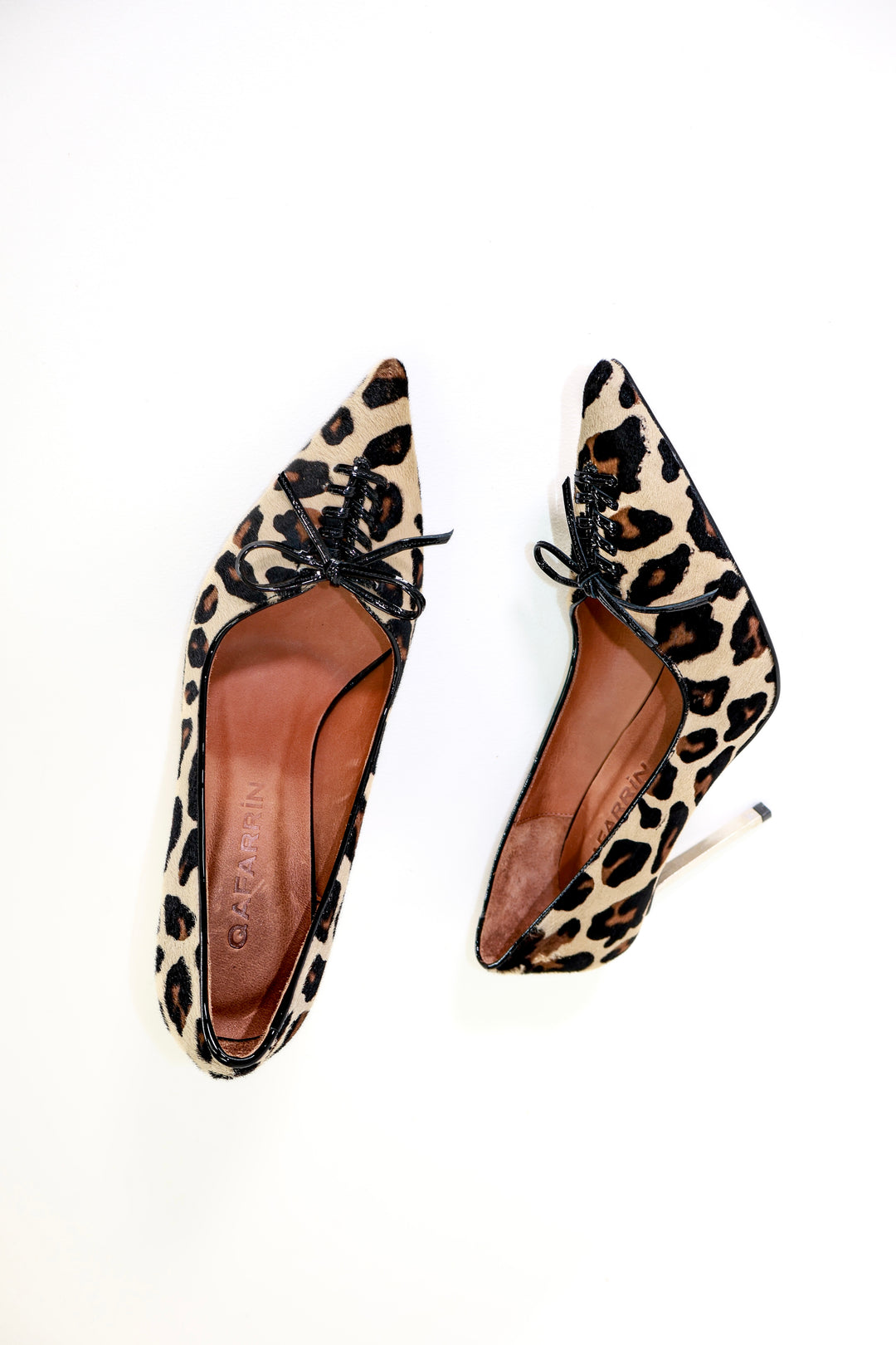 Qafarrin ÉCHELON LEOPARD – Hakiki Tay Deri & Siyah Rugan Detaylı Stiletto