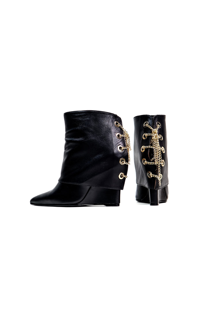 QAFARRIN VALMONT – Black Hakiki Dana Deri Gold Chain Sculptural Wedge Bot