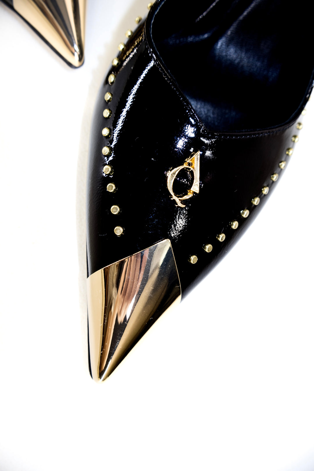 Qafarrin ARYSSE – Siyah Rugan Hakiki Dana Derisi Gold Detaylı Slingback Stiletto