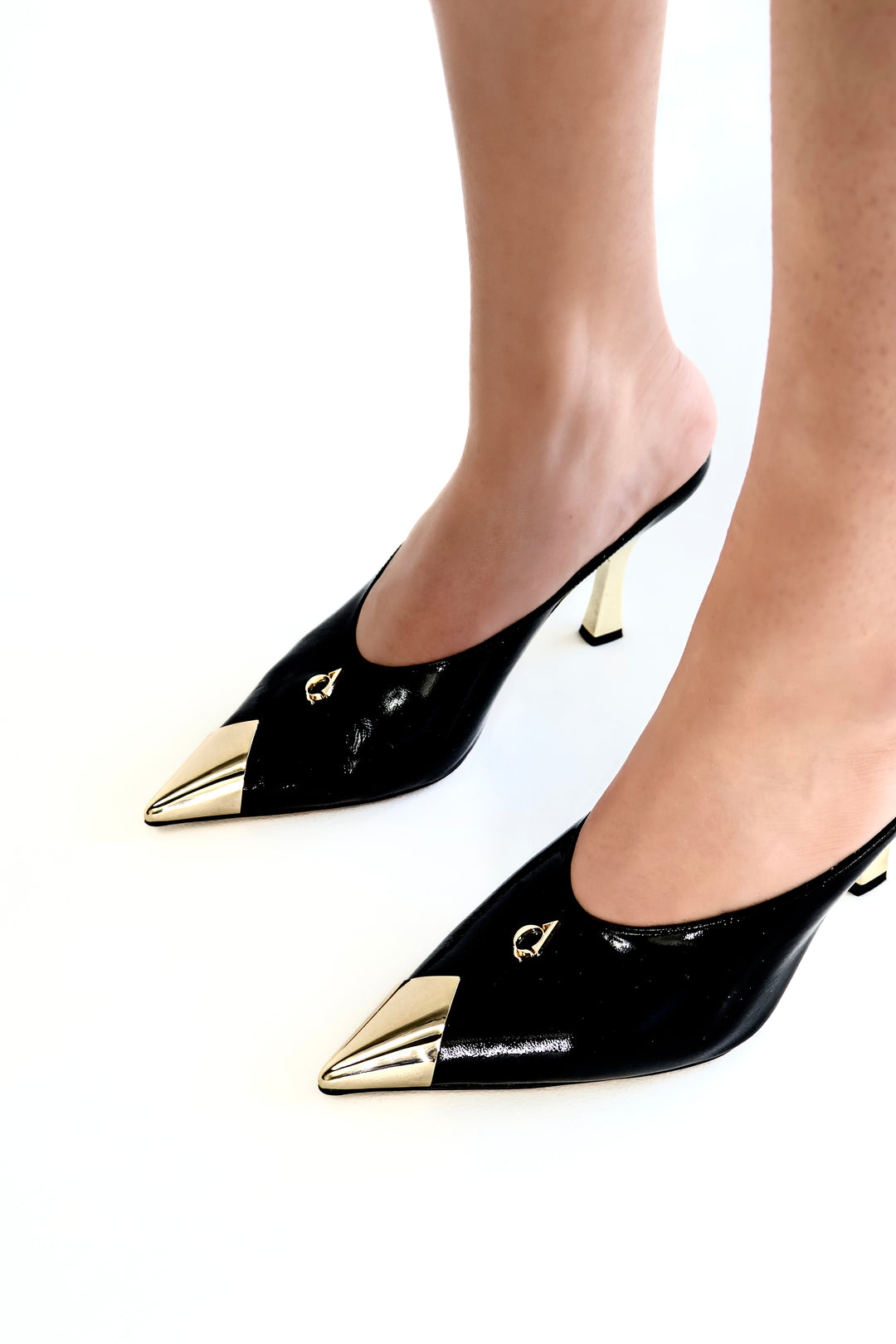 QAFARRIN DOMINA NOIR IMPÉRIAL – Hakiki Dana Deri Altın Burun Detaylı Kitten Heel Mule