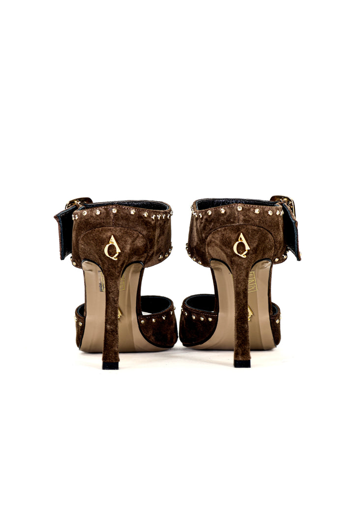 Qafarrin MIDNIGHT RIVETS – Espresso Suede Hakiki Dana Deri ve Altın Rivet Detaylı Mule Topuklu Sandalet