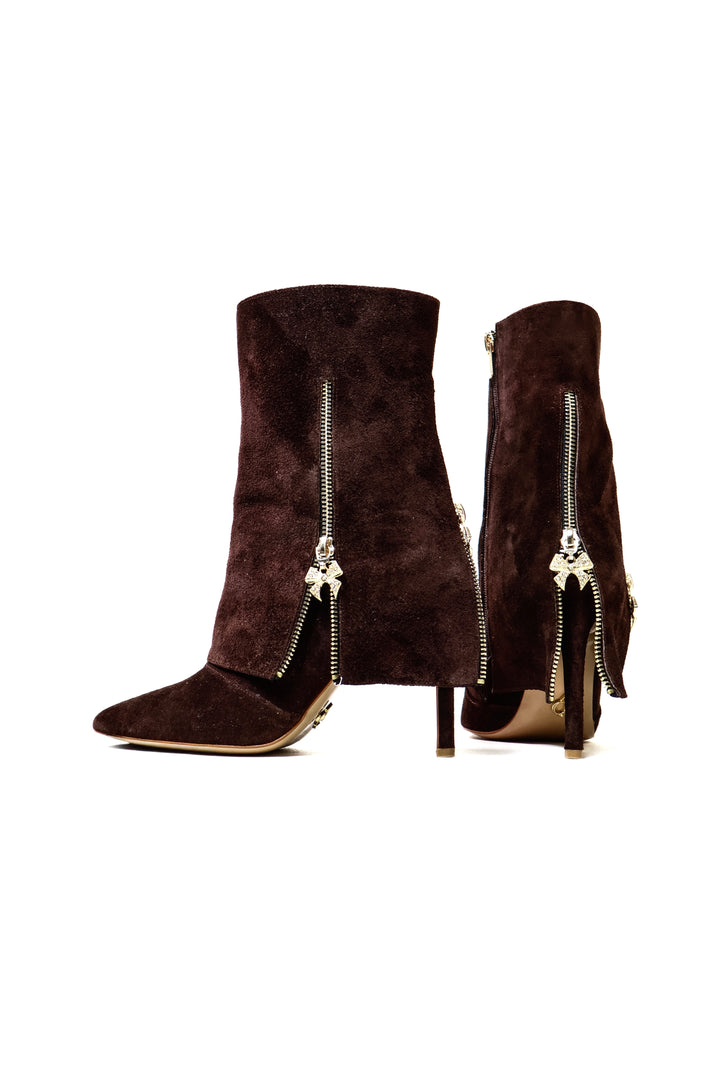 QAFARRIN NÉLIA – Chocolate Brown Hakiki Dana Süet Deri Kristal Fiyonk Detaylı Stiletto Bot