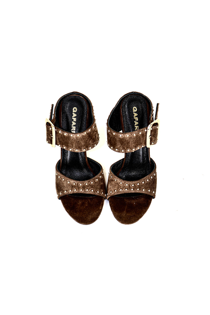 Qafarrin MIDNIGHT RIVETS – Espresso Suede Hakiki Dana Deri ve Altın Rivet Detaylı Mule Topuklu Sandalet