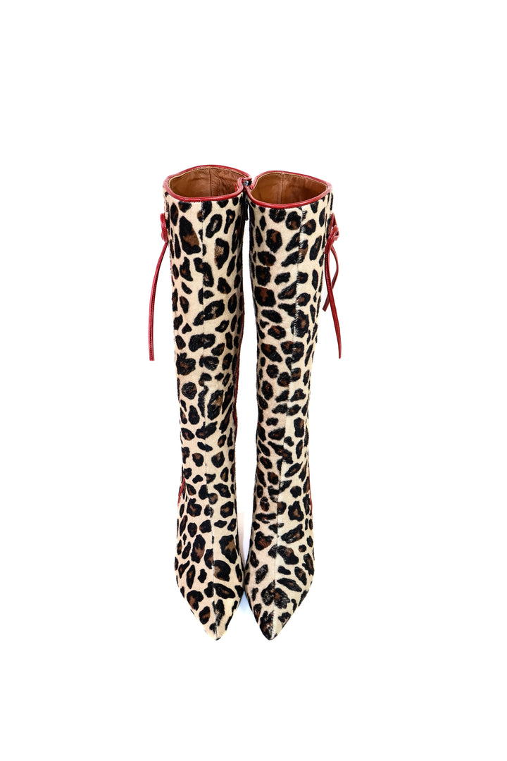 QAFARRIN LILLET – Leopard Print Hakiki Tay Tüyü Cherry Red Deri Detaylı Geometrik Dolgu Topuk Diz Altı Çizme