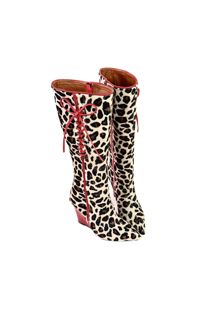 QAFARRIN LILLET – Leopard Print Hakiki Tay Tüyü Cherry Red Deri Detaylı Geometrik Dolgu Topuk Diz Altı Çizme