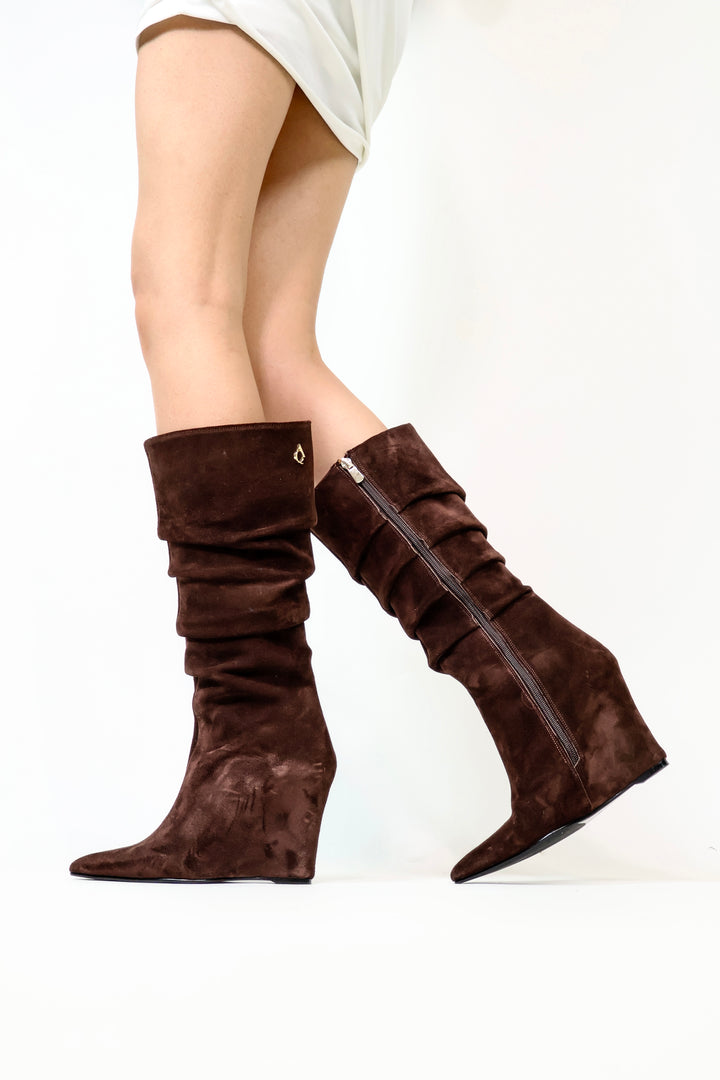 QAFARRIN VYREN – Deep Espresso Brown Hakiki Dana Süet Deri Sculptural Wedge Çizme