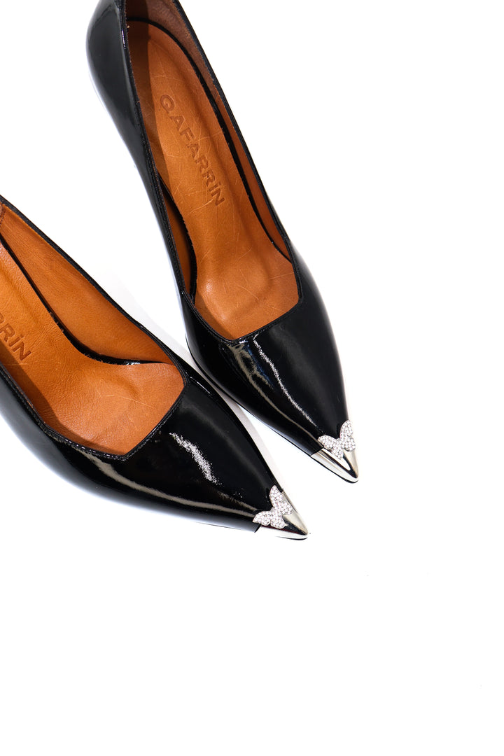 Qafarrin GLAMORA NOIR – Siyah Rugan ve Metal Uç Detaylı Hakiki Dana Deri İnce Topuklu Stiletto