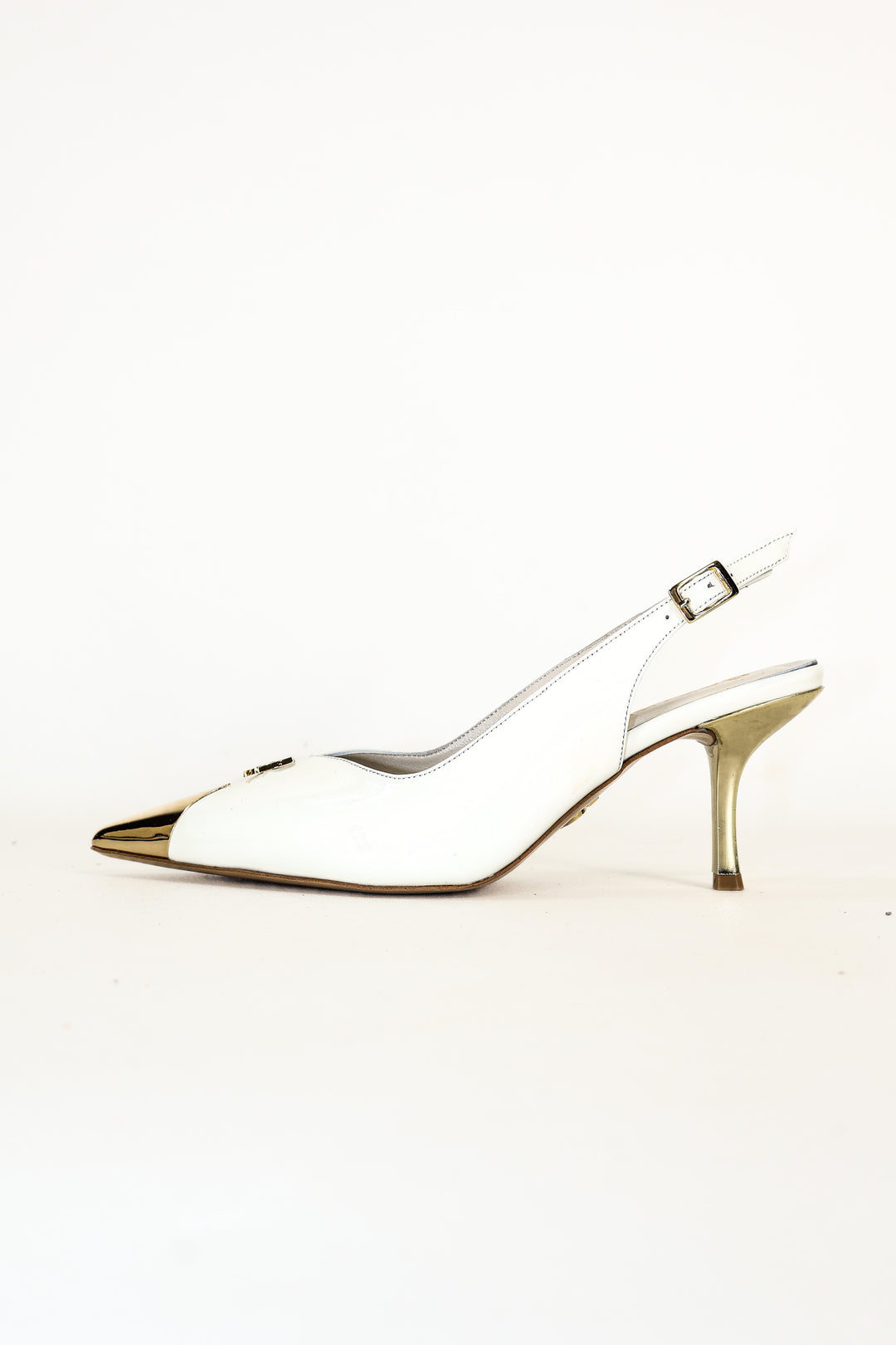 QAFARRIN RIVA – Beyaz Hakiki Dana Deri Altın Burun Detaylı 6 CM Kitten Heel Slingback