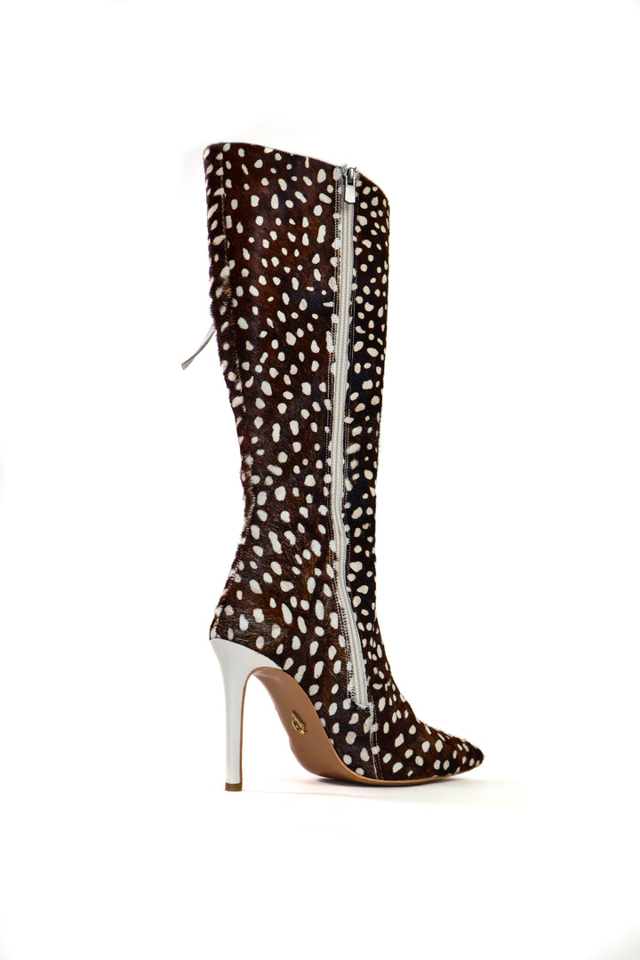 QAFARRIN LILLET – Bambi Print Chocolate Brown Hakiki Tay Tüyü Bağcık Detaylı Stiletto Diz Altı Çizme