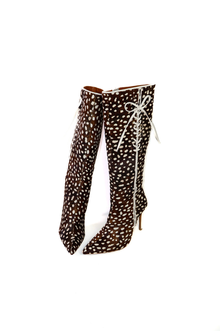 QAFARRIN LILLET – Bambi Print Chocolate Brown Hakiki Tay Tüyü Bağcık Detaylı Stiletto Diz Altı Çizme