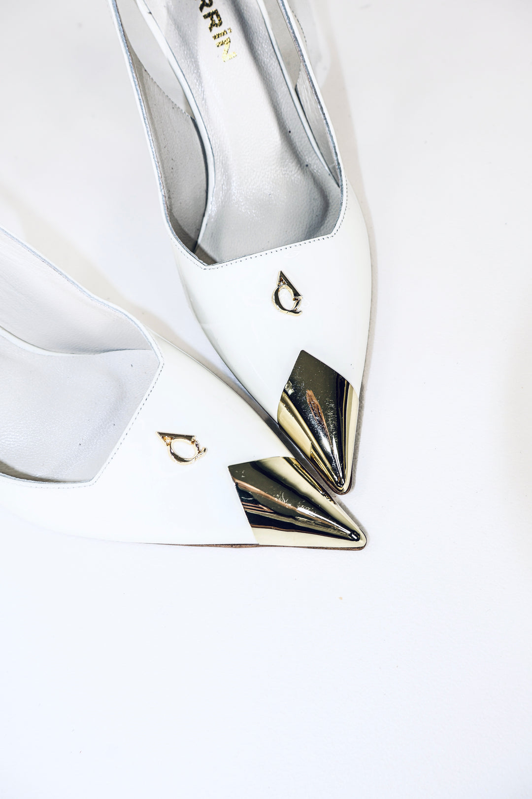 QAFARRIN CROWN BLANC IMPÉRIAL – Hakiki Dana Rugan Deri Altın Burun Detaylı Stiletto Slingback