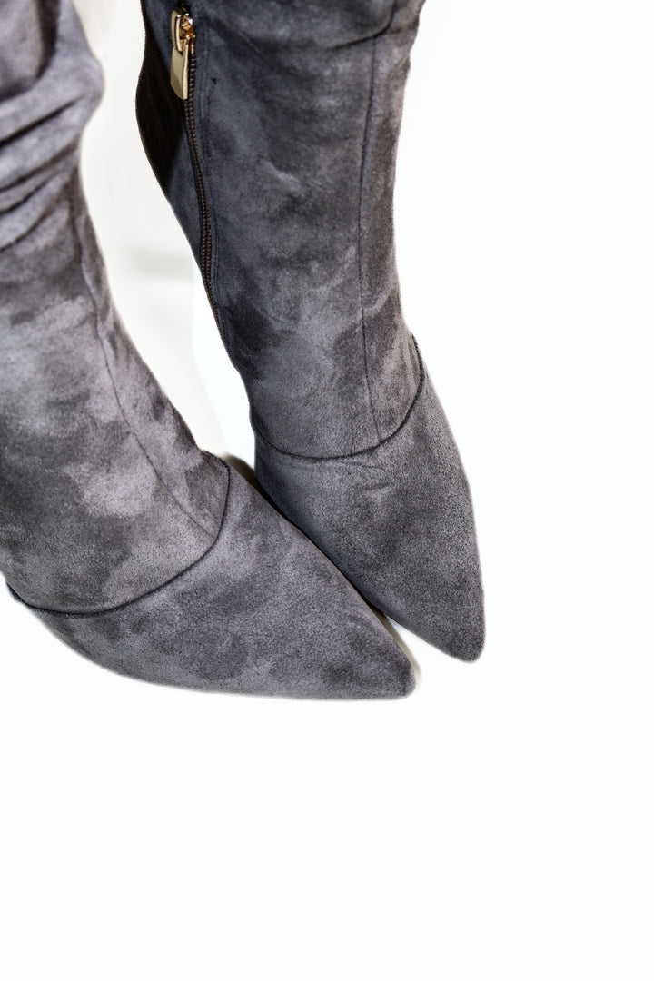 QAFARRIN WELMONT – Graphite Grey Hakiki Dana Süet Deri Dökümlü Konç Diz Altı Stiletto Çizme