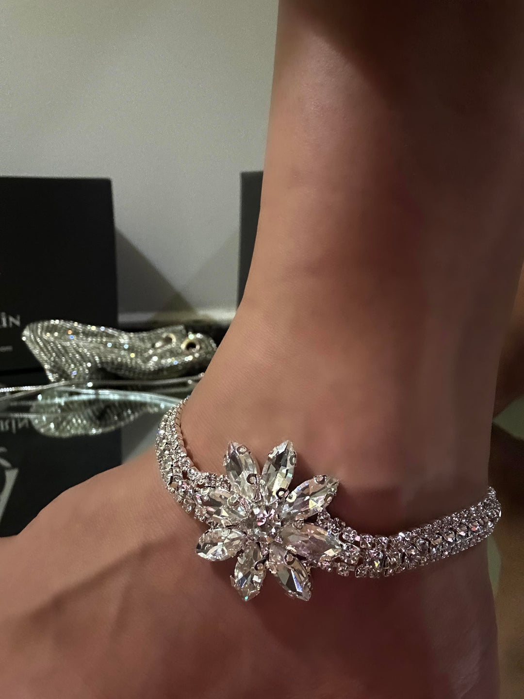 Çiçek Detaylı Özel Tasarım Kristal Taşlı Halhal