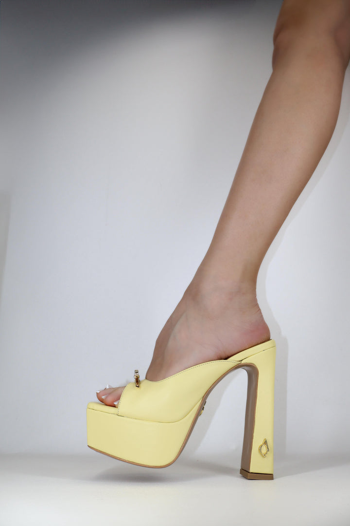Qafarrin ALVÉA – Pastel Sarı Hakiki Dana Deri Platform Mule