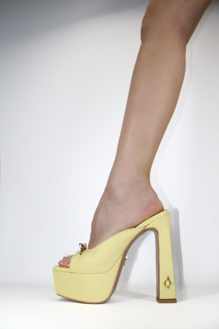 Qafarrin ALVÉA – Pastel Sarı Hakiki Dana Deri Platform Mule