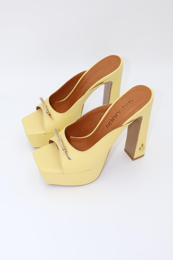 Qafarrin ALVÉA – Pastel Sarı Hakiki Dana Deri Platform Mule
