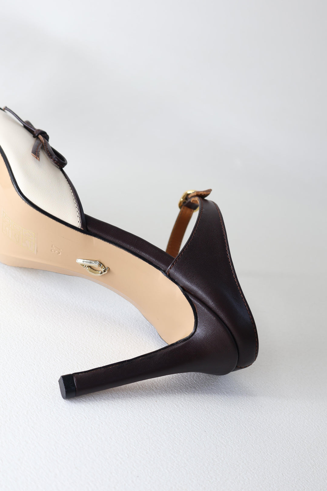 Qafarrin ORETTA – Acı Kahve & Bej Hakiki Dana Deri Slingback Stiletto