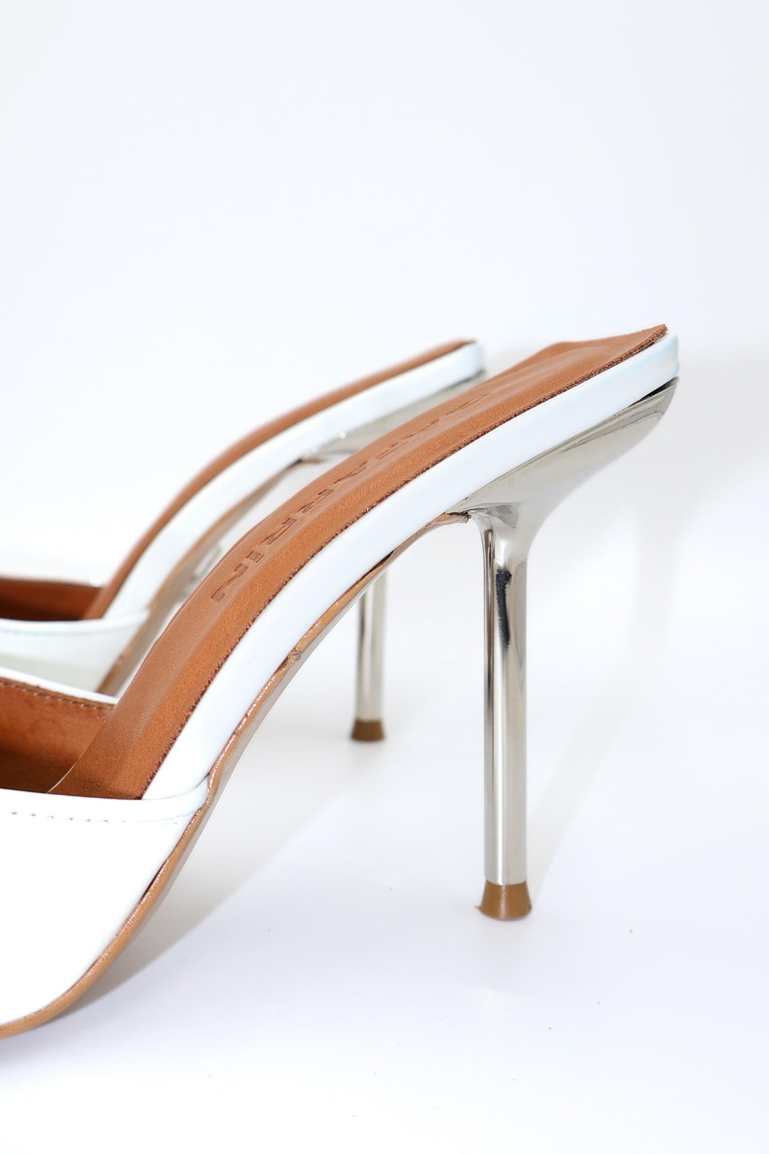 Qafarrin VIOLA WHITE – Hakiki Dana Deri Rugan Mule Stiletto